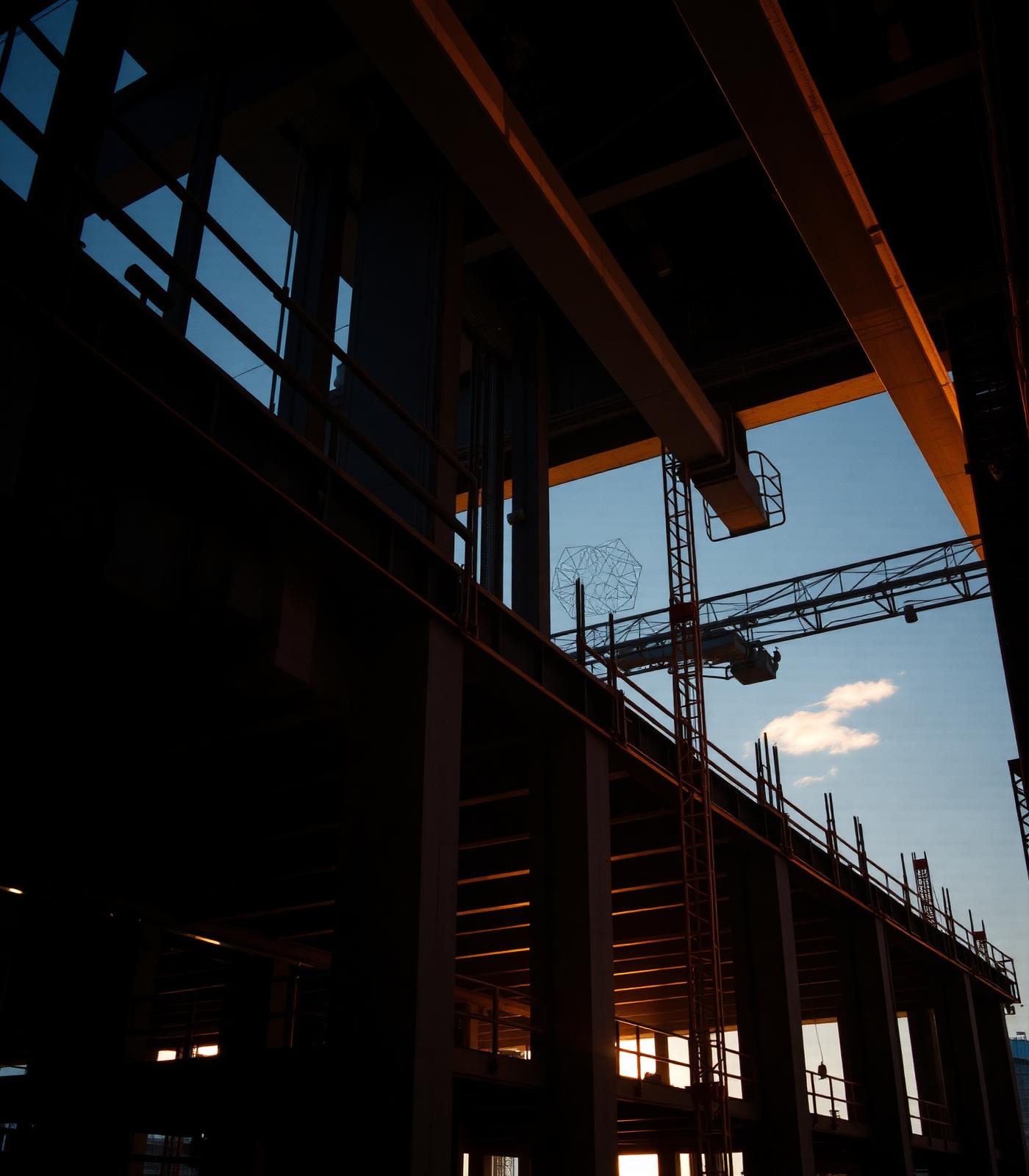 Estructura de construcción al atardecer